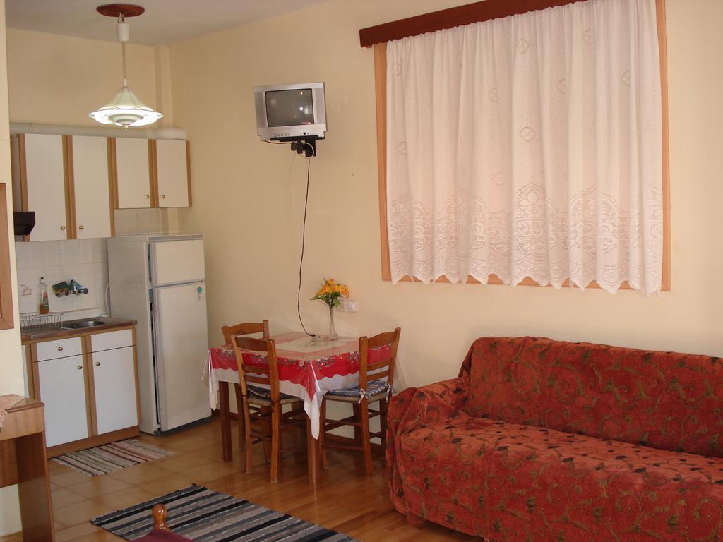 Zephyros Hotel Vitina Buitenkant foto